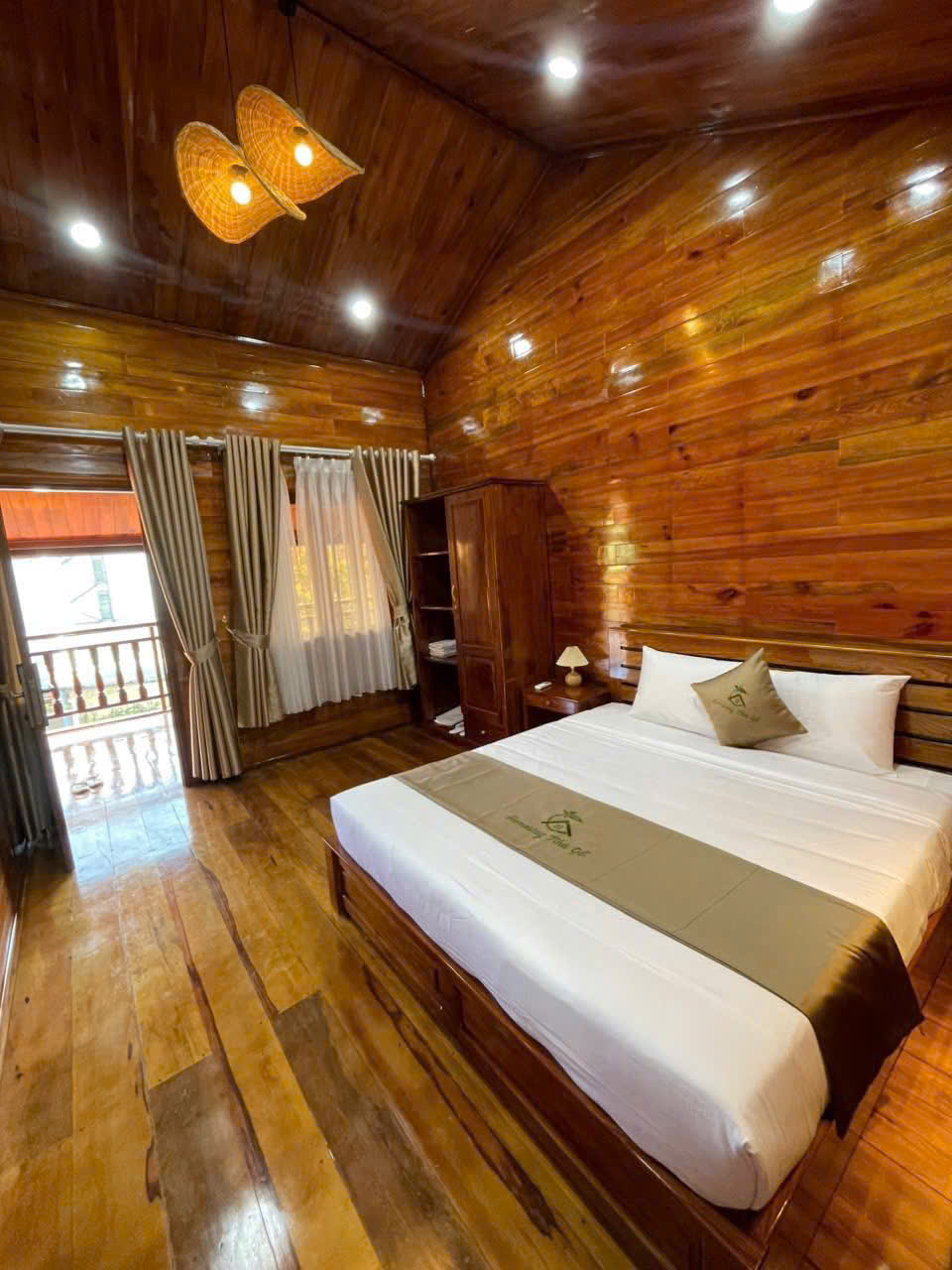 khách sạn vĩnh hy view vịnh
